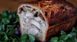 Le pâté en croûte végétarien au céleri fumé, épinard, chou-fleur et champignons Eryngii / Crédit: Jennifer Hart Smith