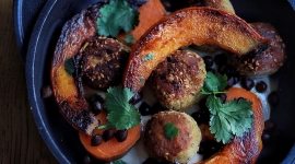 Les veggie balls au cumin, gomasio, levure maltée, algues et crème végétale tahini, patate douce et potimarron / Crédit: Jennifer Hart Smith